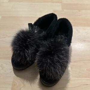Black faux fur slippers with bow detail #fauxfur #slippers